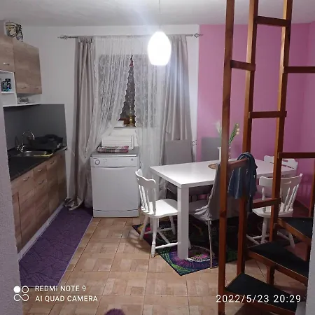 Hill, Za Odmor Sa Bazenom Bihać