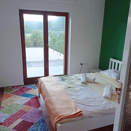 Hill, Za Odmor Sa Bazenom