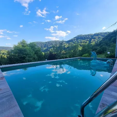Hill, Za Odmor Sa Bazenom Bihać