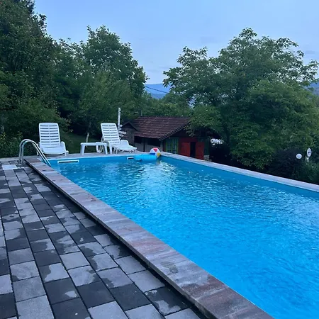 Hill, Za Odmor Sa Bazenom Bihać