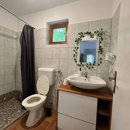Hill, Za Odmor Sa Bazenom